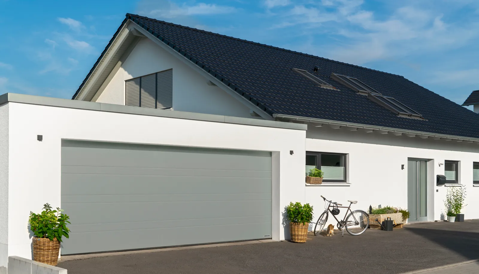 Garagentor und Haustür am Bungalow