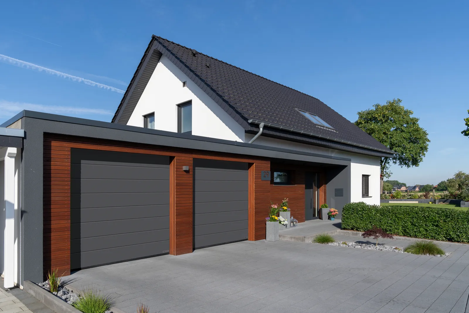 Doppelgarage mit passender Haustür in Holzdekor