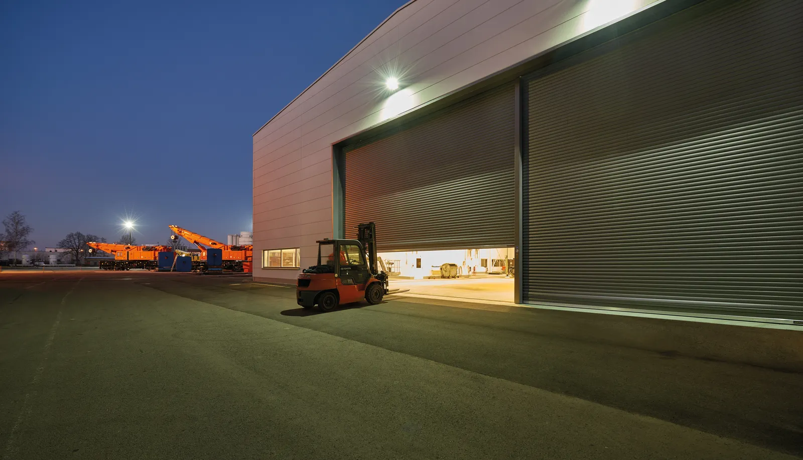 Großflächiges Industrie-Rolltor bei Nacht