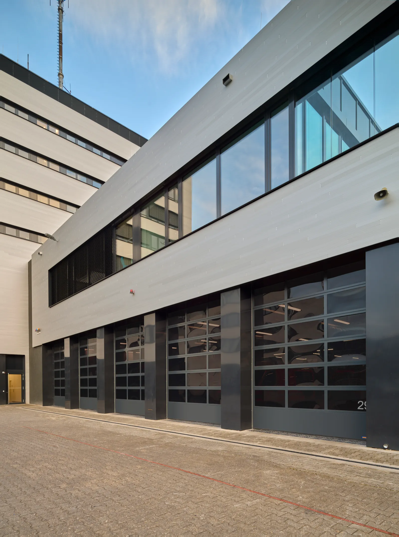 Verglaste Industrietore an der Feuerwache
