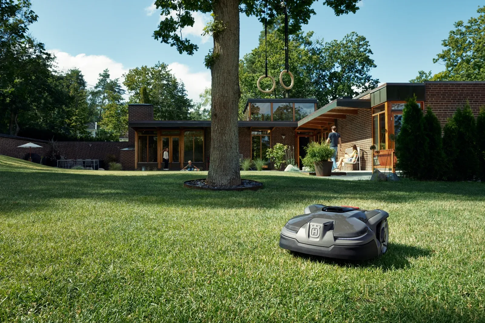 Husqvarna Automower Mähroboter auf einer gepflegten Gartenterrasse
