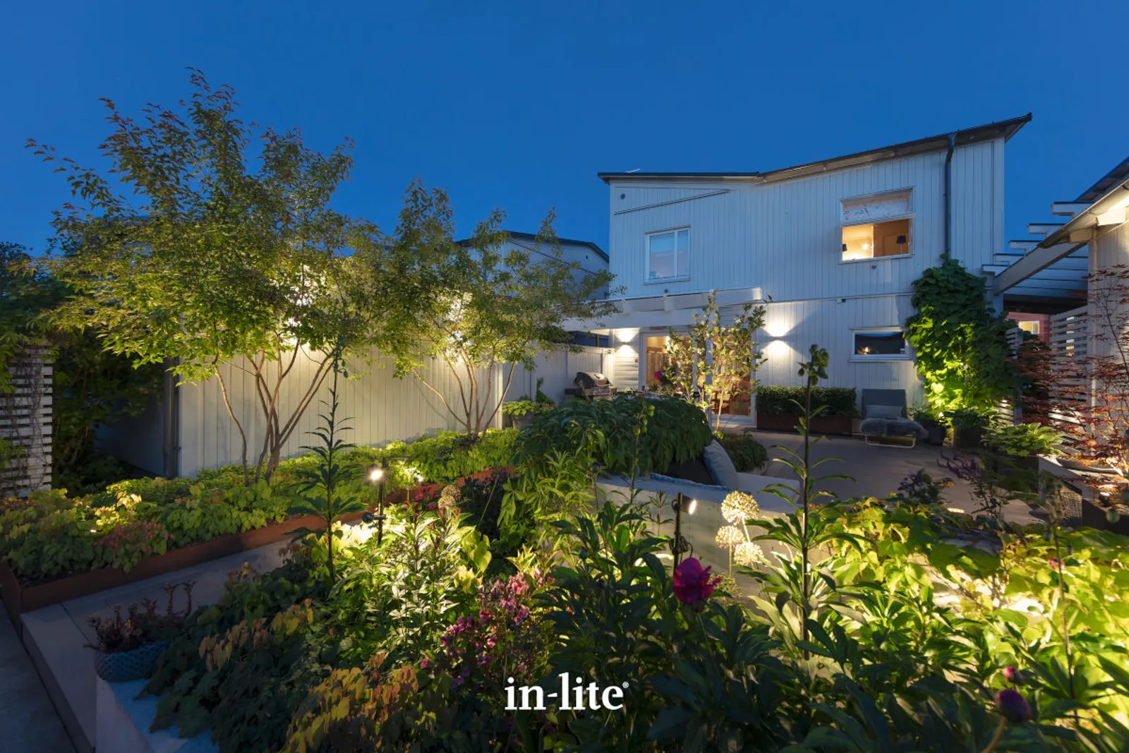Fassaden- und Terrassenbeleuchtung am Abend