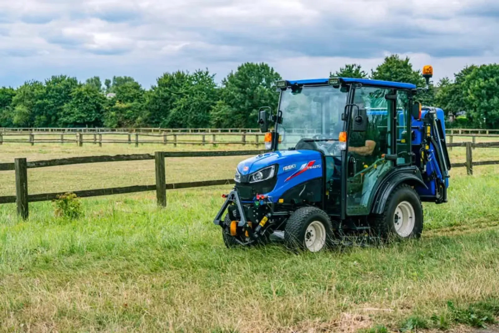 ISEKI Kompakttraktor mit Kabine auf der Weide