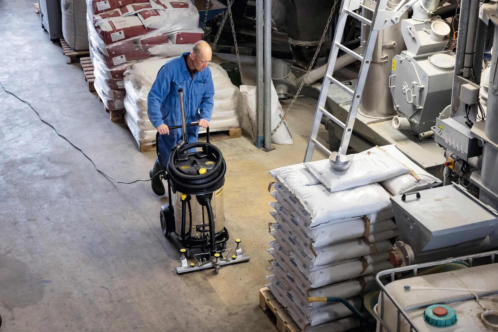 Industriesauger in der Lagerhalle